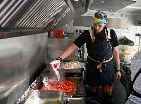American chef Noah Sims cooks for Lviv patients