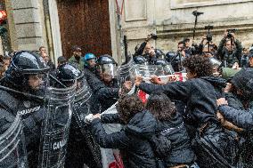 Tension at the Turin protest against G7: the police use water cannons during the clashes.