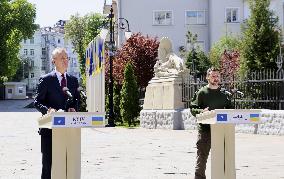 Zelenskyy meets with NATO head