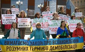 Families of Ukrainian military hold picket in support of discharge in Kyiv