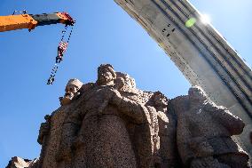 The Dismantling Of The Soviet Monument Of Friendship Between The Ukrainian And Russian Peoples Continues In Central Kyiv
