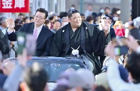 Sumo tourney champ Takerufuji's triumphant return home