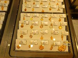 Gold Ornaments For Sale in Suqian