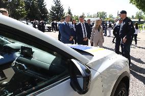 Ukrainian police get 13 cars from UN and France