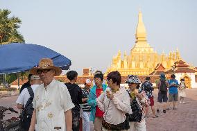LAOS-VIENTIANE-CHINESE TOURISTS