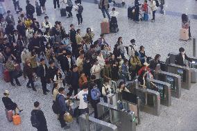 Passengers in Hangzhou