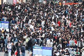 Passengers Return From Hongqiao Railway Station in Shanghai