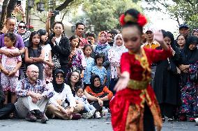 Little Jaipong Dance Performance On Jalan Braga Bandung Without Vehicles
