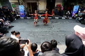 Little Jaipong Dance Performance On Jalan Braga Bandung Without Vehicles