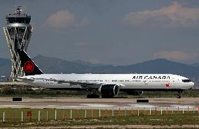Air Canada Boeing 777 on the runway