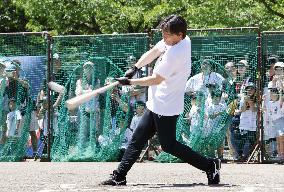Ex-Yankees slugger Matsui holds baseball clinic