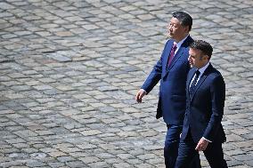 President Macron and Xi Jinping during welcoming ceremony at the Invalides - Paris