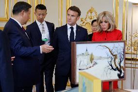 Nations exchange gifts during the Chinese president's two-day state visit at Elysee - Paris