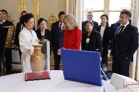 Nations exchange gifts during the Chinese president's two-day state visit at Elysee - Paris