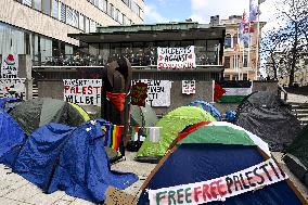Students for Palestine -movement demonstrating outside the Helsinki University