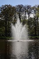 water fountain in Keukenhof tulip gardens