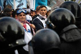 Mega Security Operation Stopped The Picket March That Was Going Towards The Presidential House In Buenos Aires