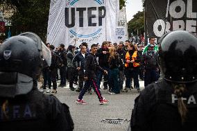 Mega Security Operation Stopped The Picket March That Was Going Towards The Presidential House In Buenos Aires