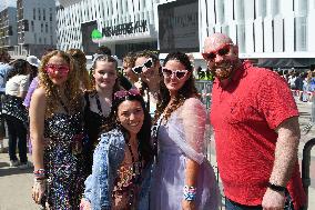Fans Of Taylor Swift Attend The First European Concert - Nanterre