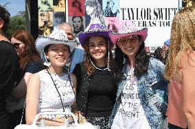 Fans Of Taylor Swift Attend The First European Concert - Nanterre