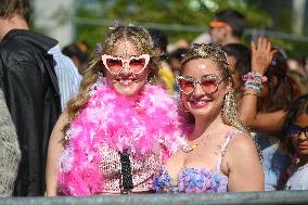 Fans Of Taylor Swift Attend The Eras Tour - Nanterre