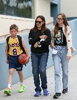 Jennifer Garner And Kids Out - LA
