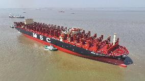 Ultra Large Container Cargo Ships Yangtze River Towing Operation