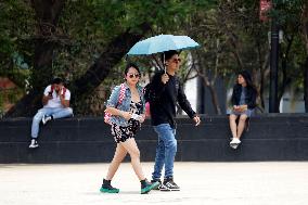 Heat Wave Breaks Records In 10 Cities - Mexico