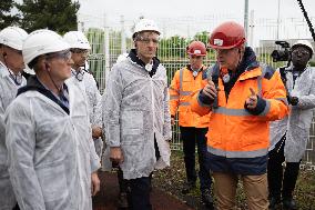 Raphael Glucksmann visits the MetEx factory - Amiens