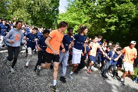 Marie-Jose Perec participates with children in a running race in Paris FA