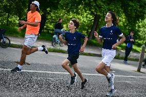 Marie-Jose Perec participates with children in a running race in Paris FA