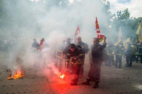 Firefighters Demonstrate - Paris