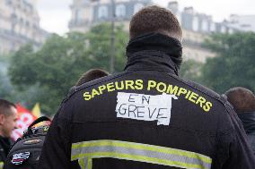 Firefighters Demonstrate - Paris