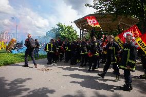 Firefighters Demonstrate - Paris