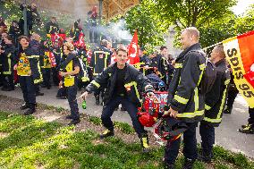 Firefighters Demonstrate - Paris