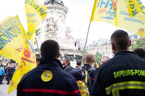 Firefighters Demonstrate - Paris