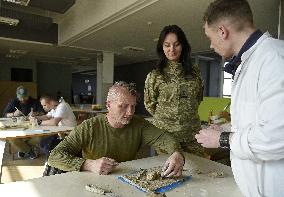 Clay modeling workshop for military personnel in Kyiv