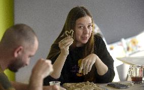 Clay modeling workshop for military personnel in Kyiv