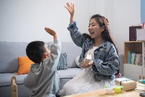 ChineseToday | Teacher brings more possibilities to hearing-impaired children in central China's Hubei