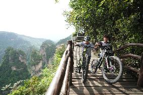 (SP)CHINA-HUNAN-ZHANGJIAJIE-DOWNHILL MOUNTAIN BIKING-TOURISM (CN)