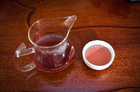 KENYA-TEA HARVEST-PURPLE TEA