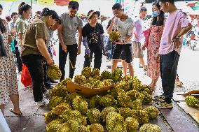Citizens Buy Thailand Durian in Nanning