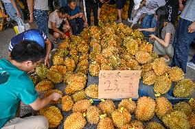 Citizens Buy Thailand Durian in Nanning