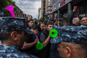 Thousands Protest Land Deal - Yerevan