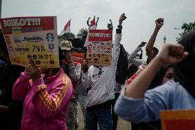 Protest Calling For The Boycott Of Israeli Affiliate Products In Indonesia