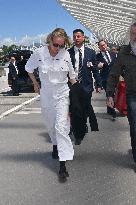 Cannes - Uma Thurman At Nice Airport