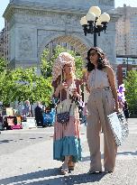 Sarah Jessica Parker And Sarita Choudhury Eat Ice Cream On Set - NYC