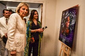 Former Empress of Iran, Farah Pahlavi makes a tour on artworks in Paris FA