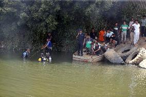 EGYPT-GIZA-MINIBUS-ACCIDENT-RESCUE