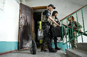 Police evacuate family from Stepnohirsk